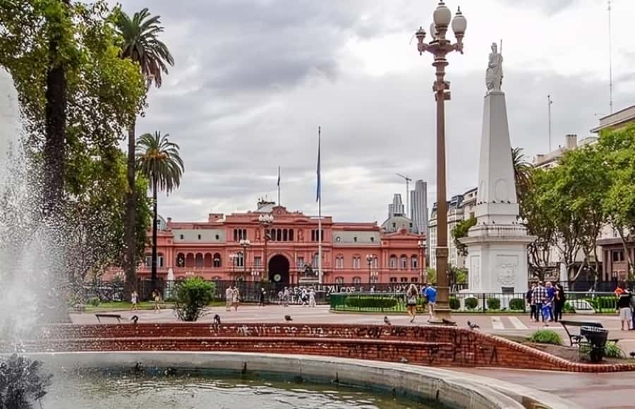 Buenos Aires : Highlights Walking Tour With A Guide - Plaza de Mayo and Casa Rosada, Buenos Aires Power in Plain Sight