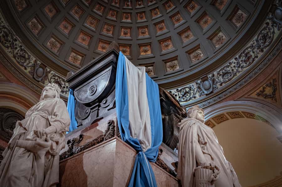 Buenos Aires: Historic Buenos Aires Landmarks & Icons Tour - A 150-minute loop of power, church, and street icons
