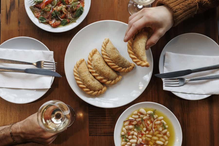 Buenos Aires: Local Foodie Adventure with Sherpa Food Tours - How meeting at Picsa Restaurant sets the tone