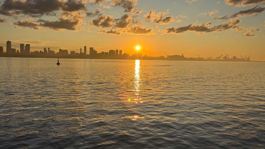 Buenos Aires: Puerto Madero Sunset Cruise with Open Bar - Two departure options: choose dock time or go straight sailing