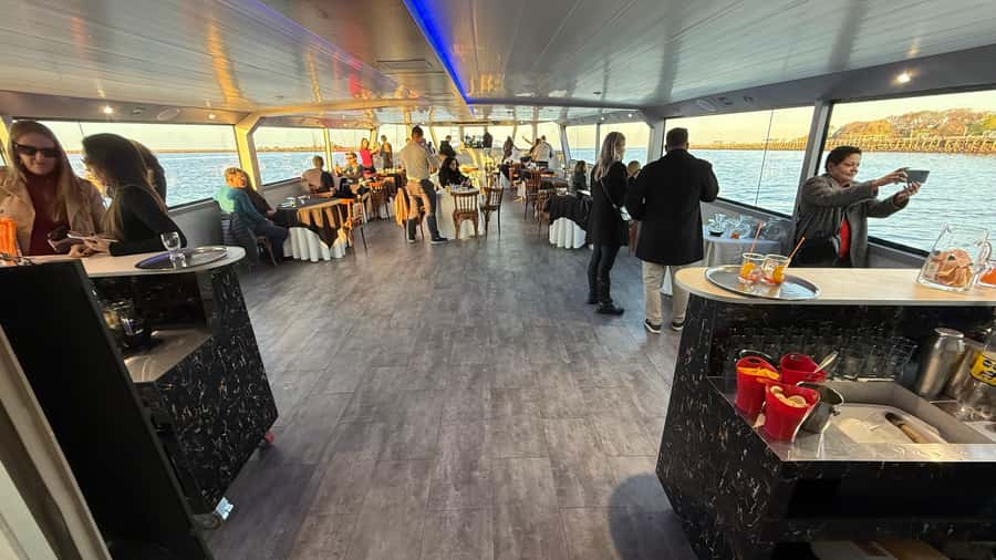 Buenos Aires: Puerto Madero Sunset Cruise with Open Bar - Drinks and music: the fun factor, with a couple honest caveats