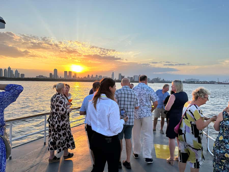Buenos Aires: Puerto Madero Sunset Cruise with Open Bar - Sunset expectations: how to get the best chance of seeing the city glow
