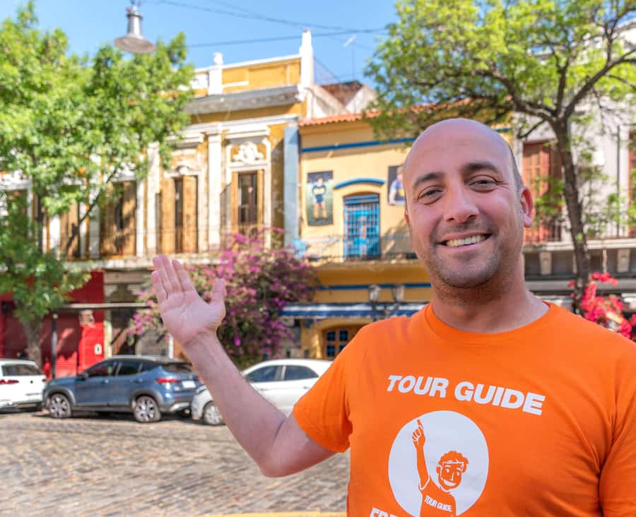 Buenos Aires: San Telmo and Market Guided Walking Tour - Finding your guide at Parroquia San Ignacio de Loyola