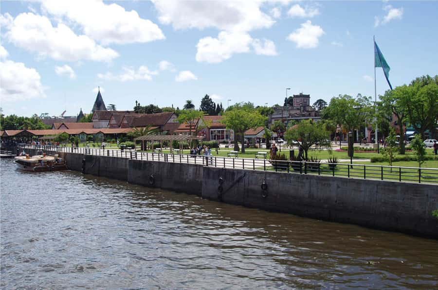 Buenos Aires: Tigre Premium with Boat Ride - Entering Tigre: English-style architecture and guide-led context