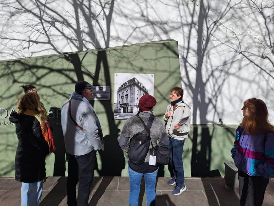 Recoleta & Cemetery for curious people - Guides who make the conversation feel personal
