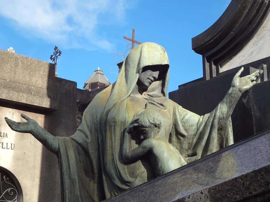 Recoleta & Cemetery for curious people - Plaza San Martín to the cemetery route: how the walk stays interesting