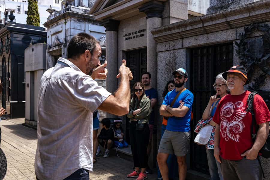 Recoleta Cemetery - Small Group Tour of History & Secrets - The 150-minute flow: what happens from start to finish