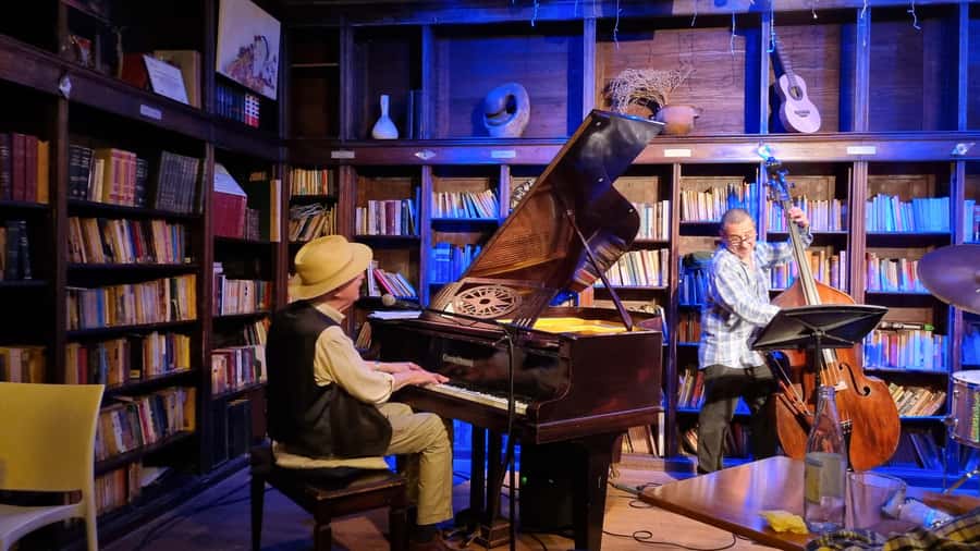 Recoleta Walking Tour and Live Jazz Show - Recoleta and jazz, in one smooth 3-hour night