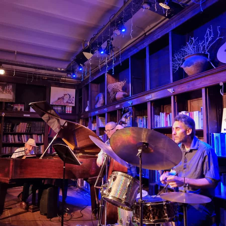 Recoleta Walking Tour and Live Jazz Show - Starting at Museo Nacional de Bellas Artes and Plaza Francia