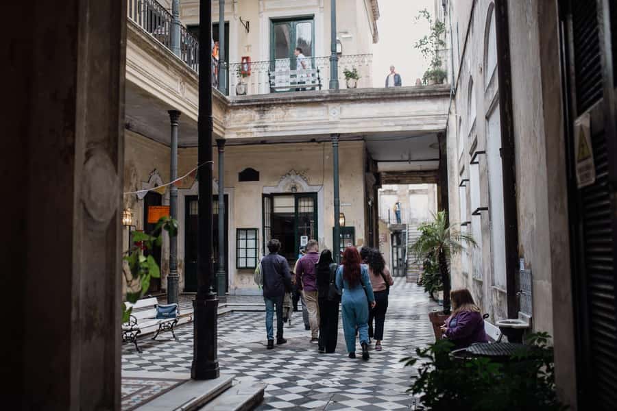 San Telmo: Historical Guided Tour with Street Food & Drinks - Guides you can feel: what the best ones do