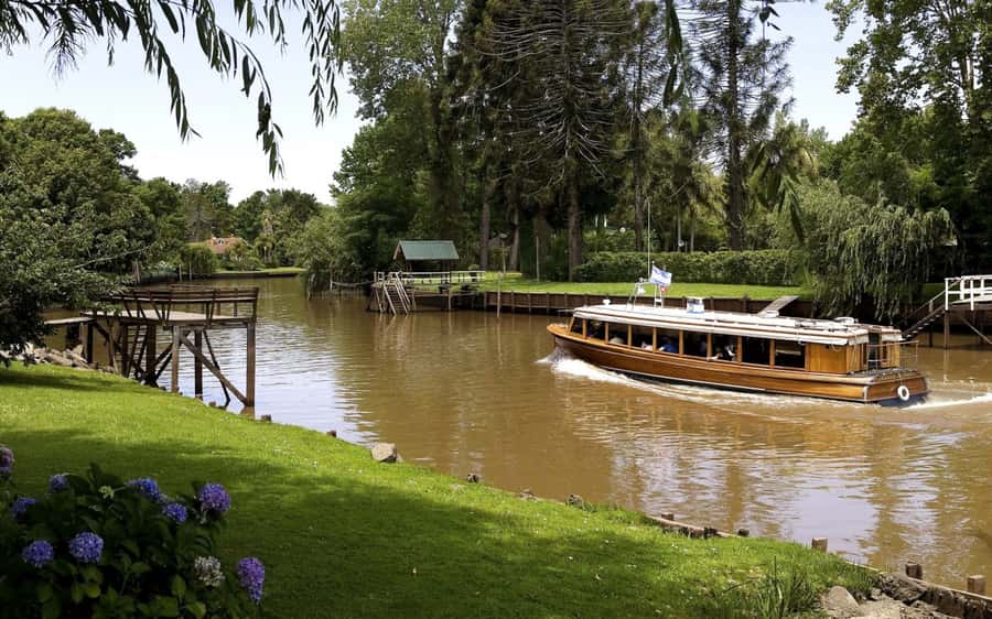 Tigre with Lunch overlooking the River and Navigation - Museum gardens, free time, and how to use it well